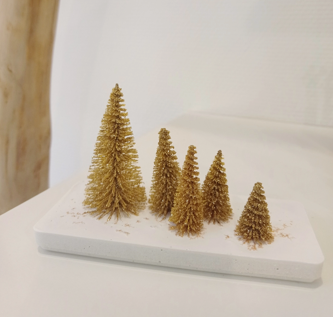 Composition de 5 sapins dorés