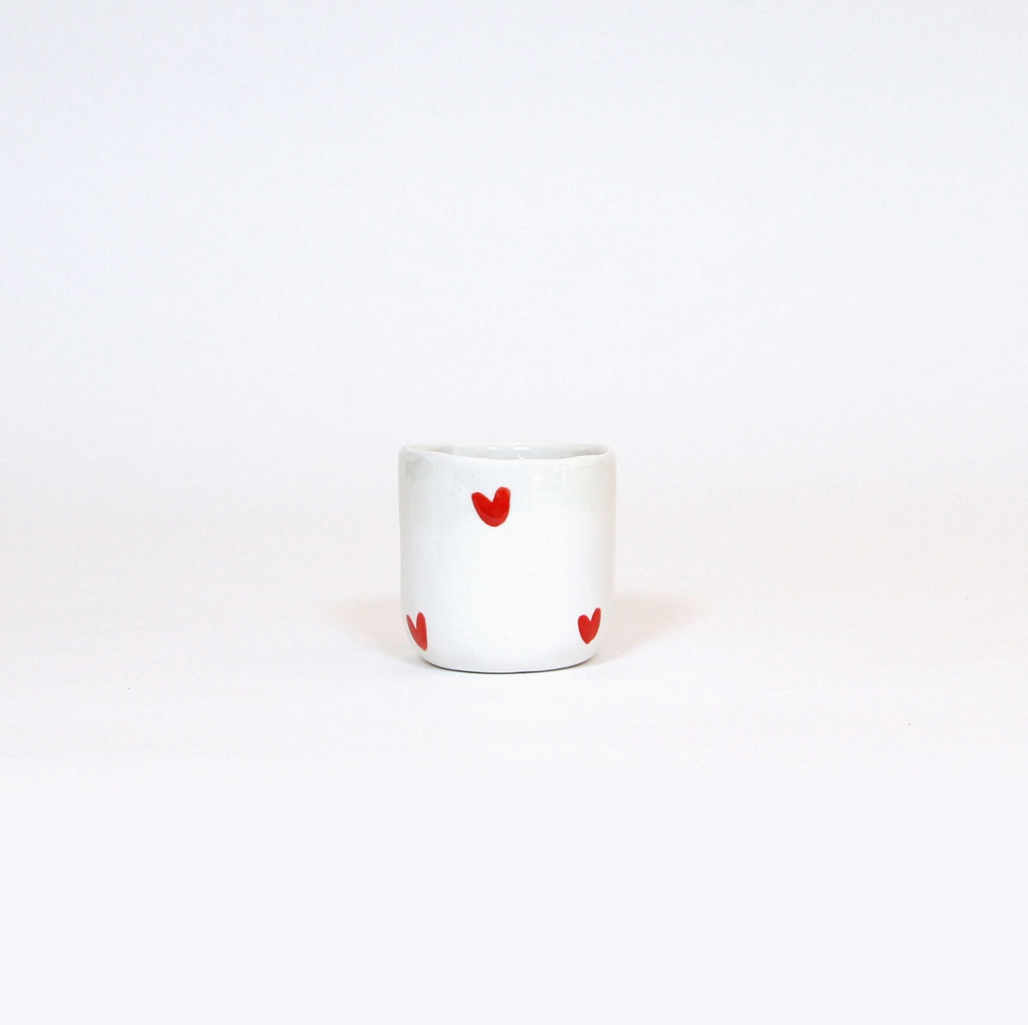 Tasse en faïence - Coeurs rouges