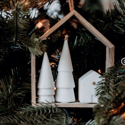 Maison et sapins à suspendre - Bois et porcelaine