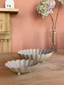 Coupelle fleur beige en métal - S