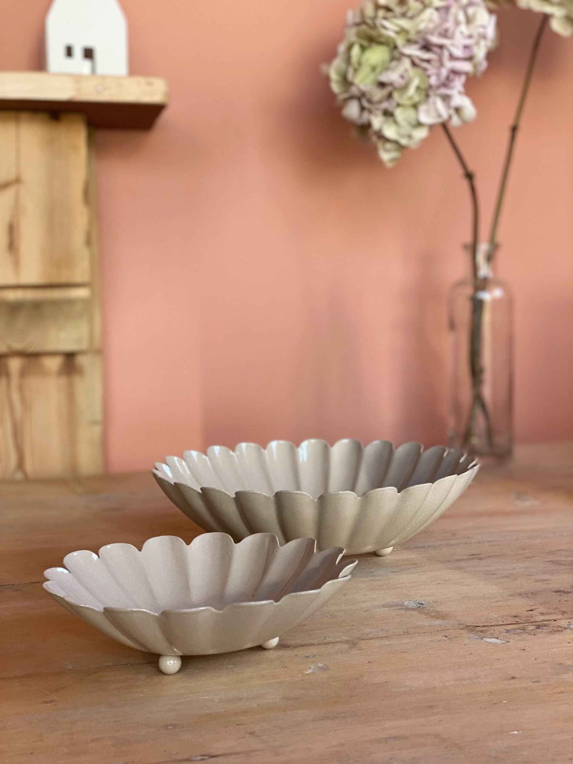 Coupelle fleur beige en métal - M