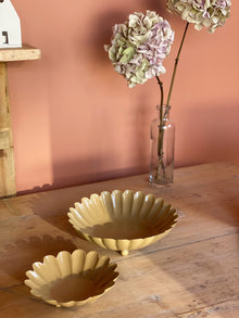 Coupelle fleur jaune en métal - M