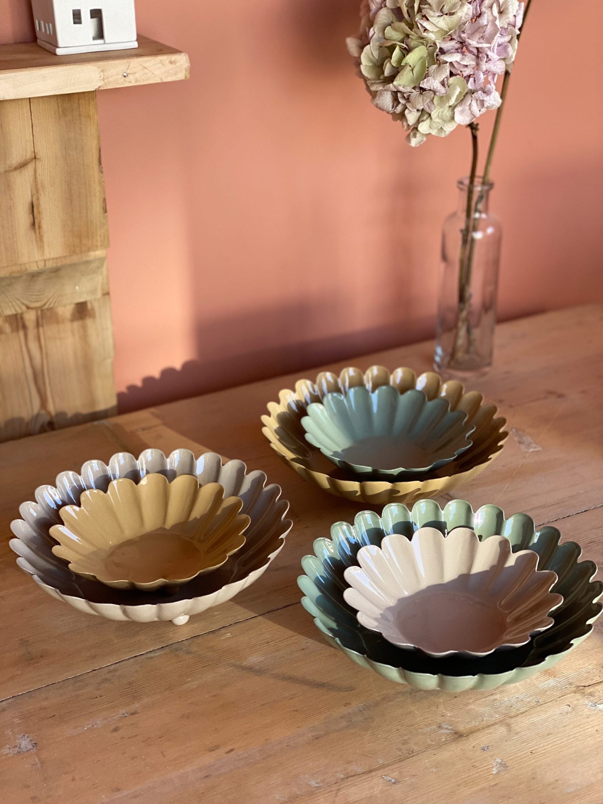 Coupelle fleur beige en métal - M