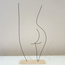 Profil femme fesses - fil de fer