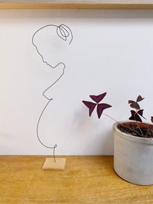 Profil femme enceinte - fil de fer