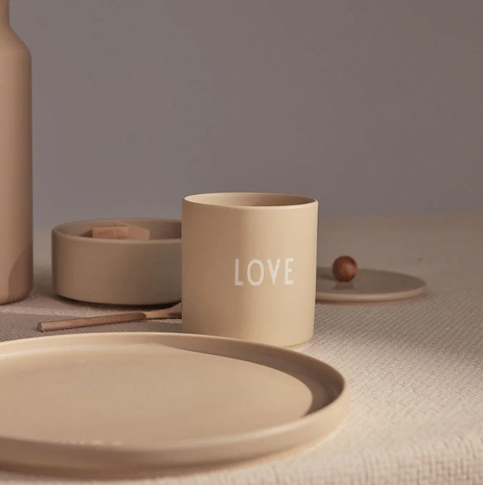 Tasse en porcelaine beige - LOVE