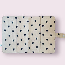 Protège carnet de santé - coeurs beige