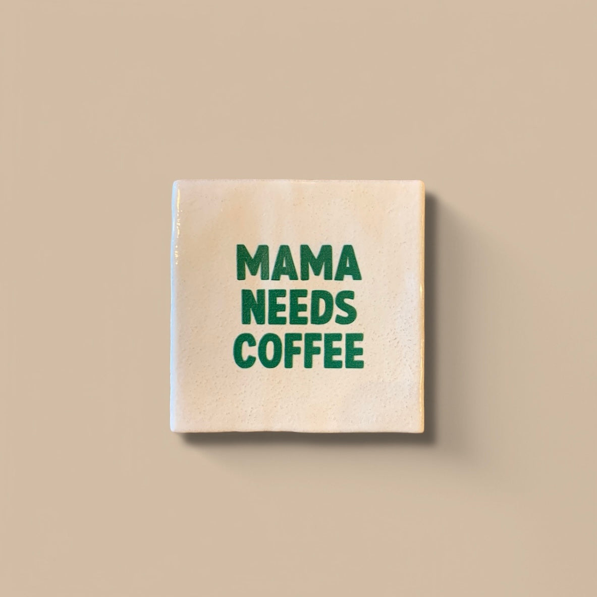 Carreau à accrocher - Mama needs coffee vert