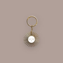 Porte-clés Soleil – Laiton doré et émaillé