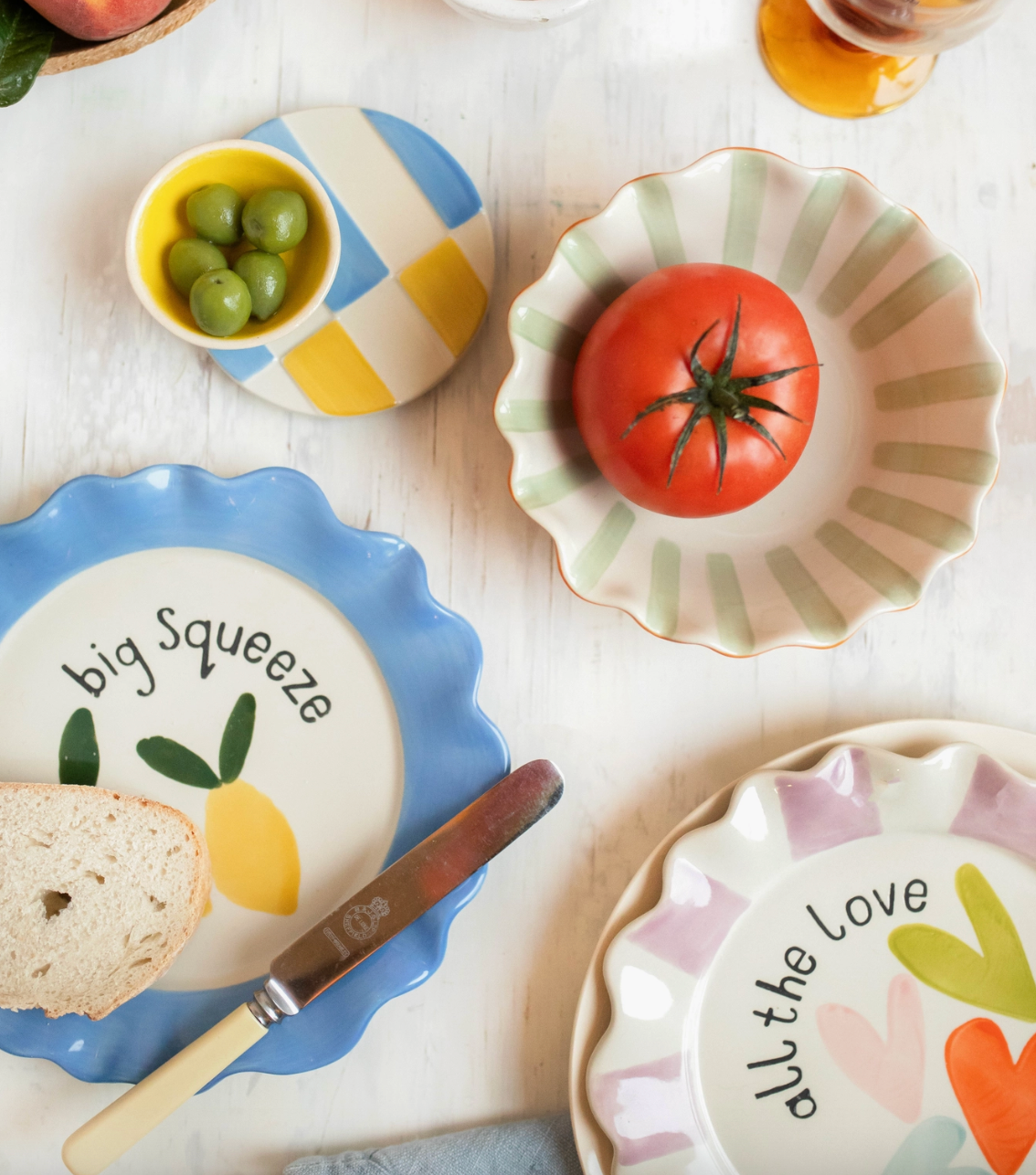 Assiette festonnée - "All the love" coeurs multi
