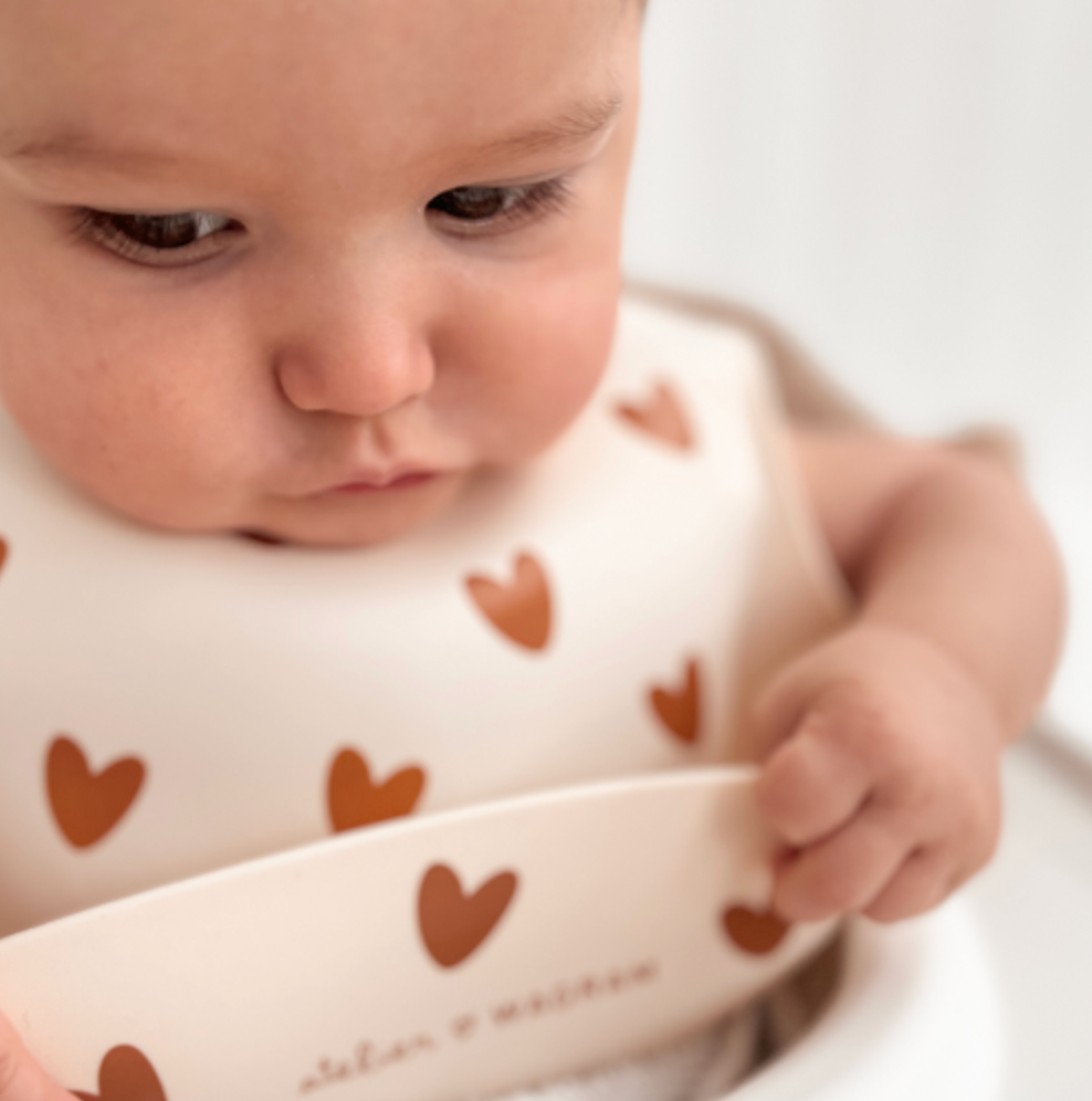 Bavoir bébé silicone coeurs - Crème