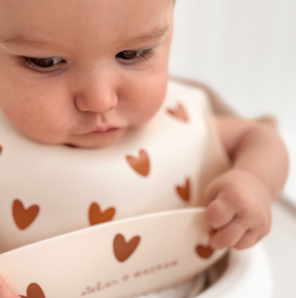 Bavoir bébé silicone coeurs - Crème
