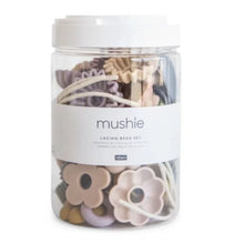 Jouet à lacer Mushie, 54 perles à enfiler dans sa boîte