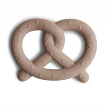 Anneau de dentition bretzel Mushie en silicone