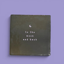 carreau à accrocher to the moon and back olive