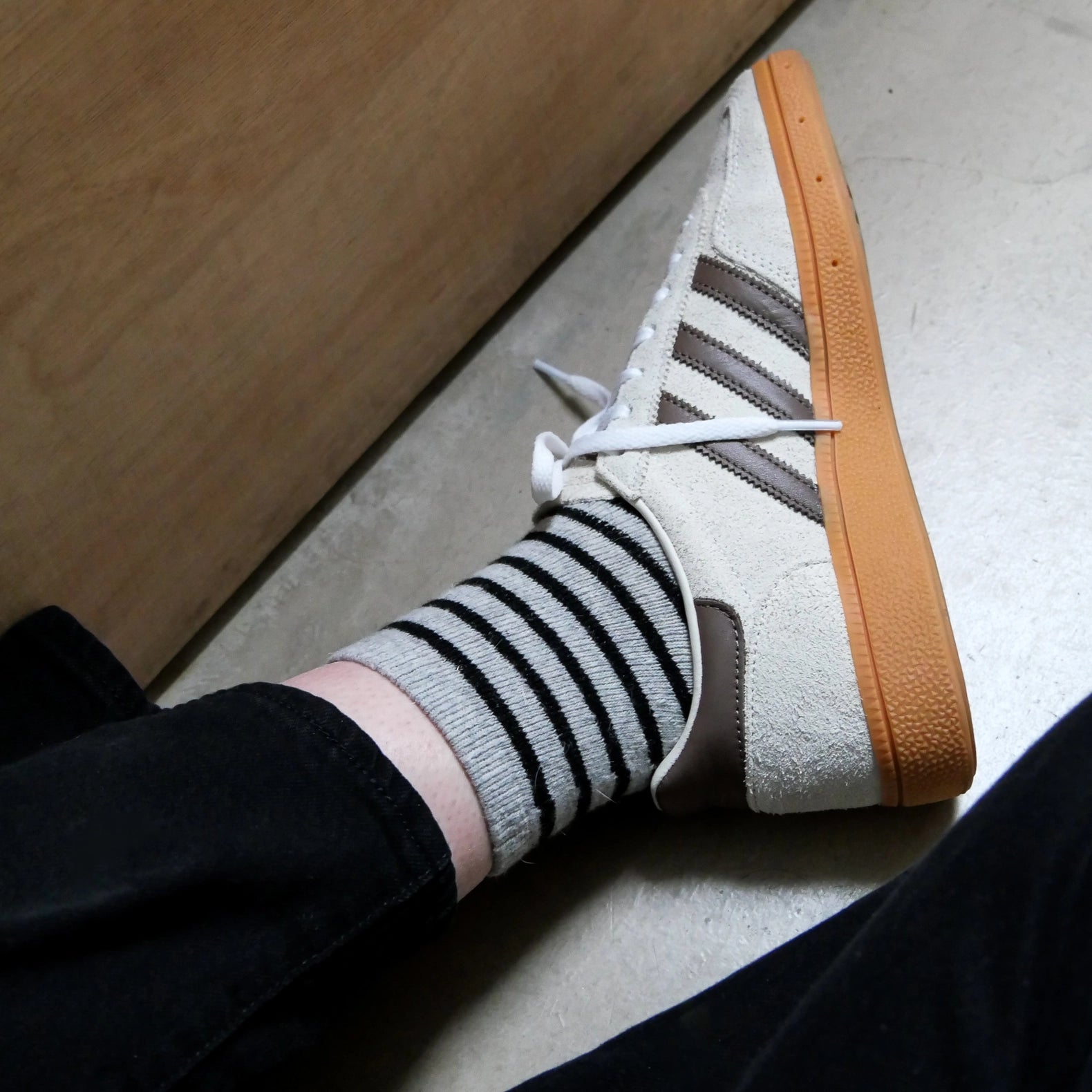 chaussettes grises claires marinières