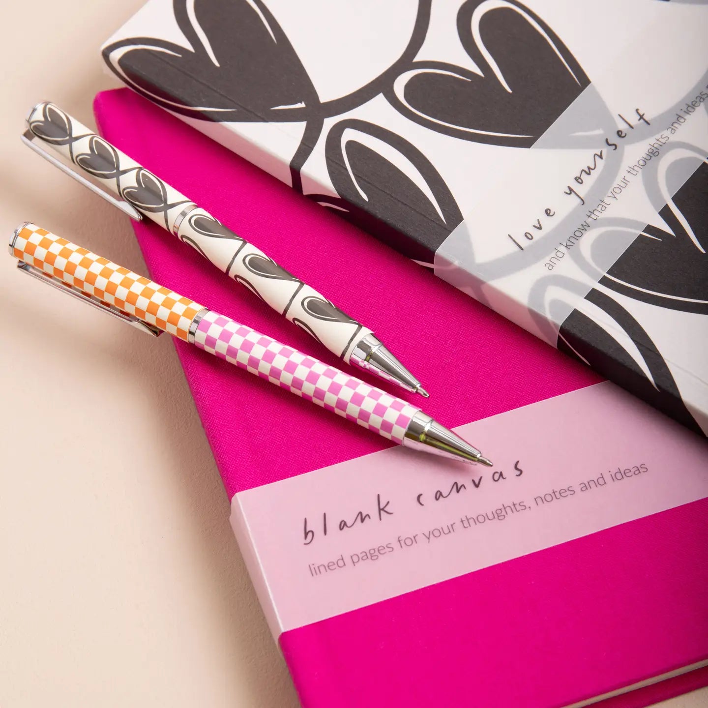 coffret de 2 stylos coeurs noirs et damier Caroline gardner