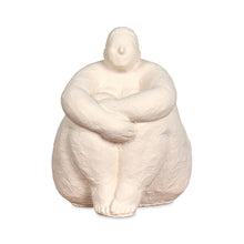 Dame assise écru