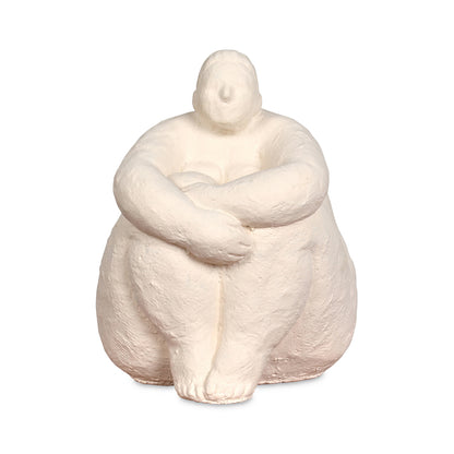 Dame assise écru