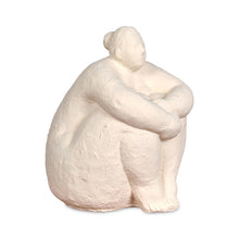 Dame assise écru