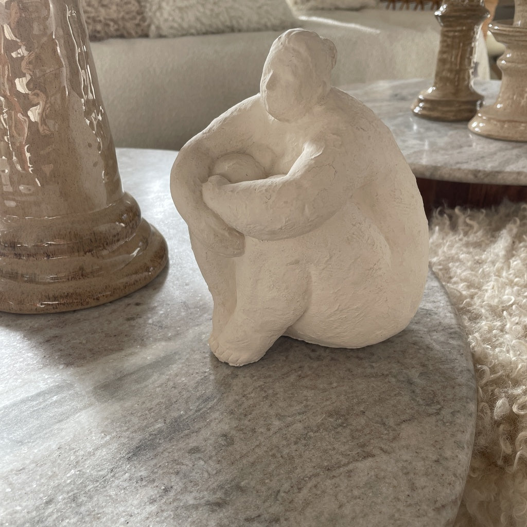 Dame assise écru