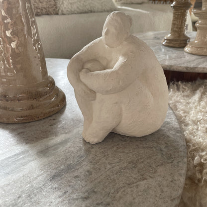 Dame assise écru