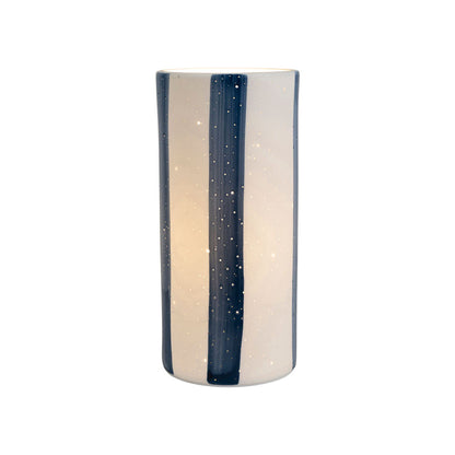 lampe-cylindre-en-porcelaine-rayee-indigo-et-blanc-h24cm-alaria-allumée