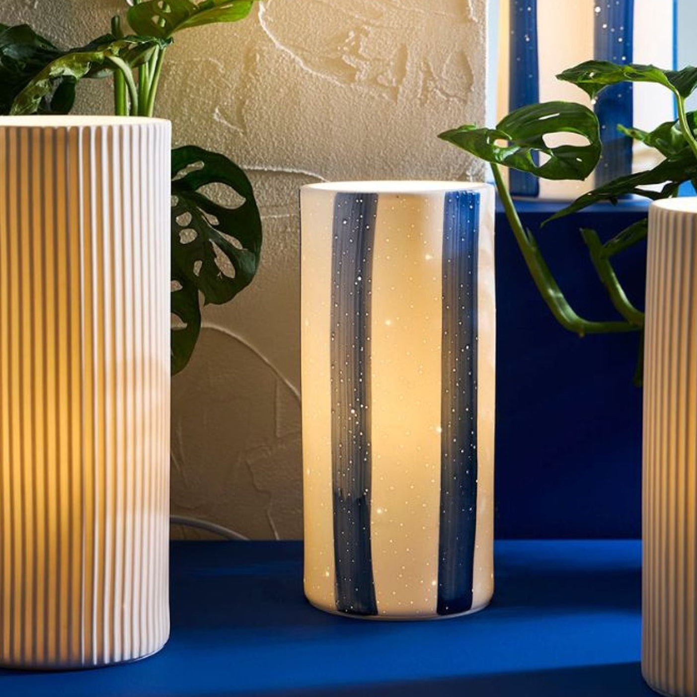 lampe_cylindre_en_porcelaine_ray_e_indigo_et_blanc_h28cm_-_alaria