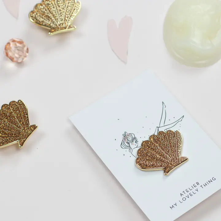 pin's coquillage doré