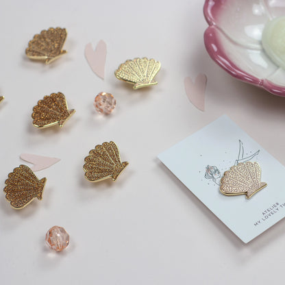 pin's coquillage paillettes dorées