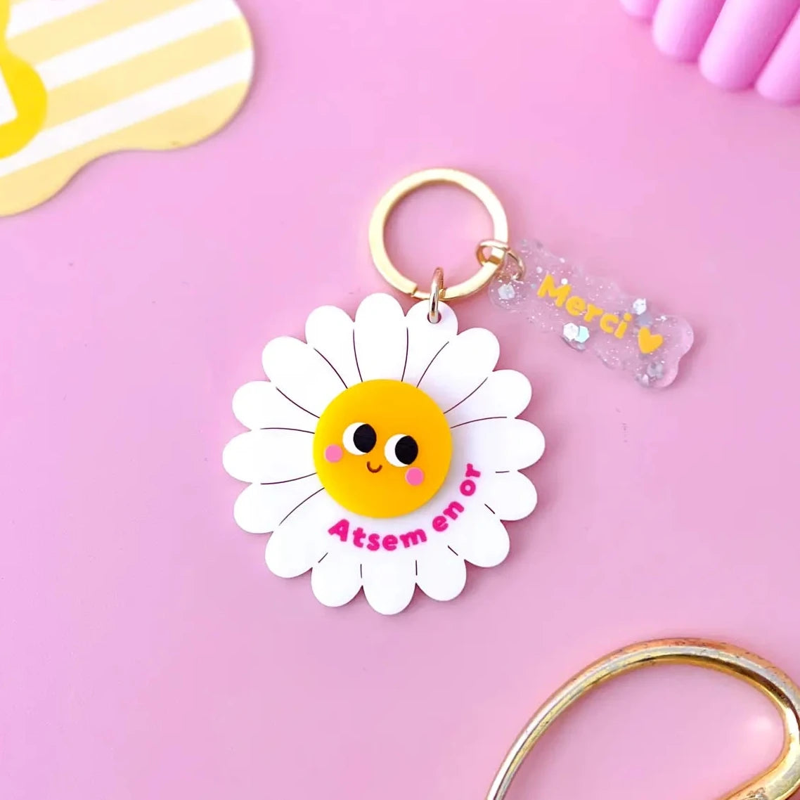 porte clés fleur atsem en or