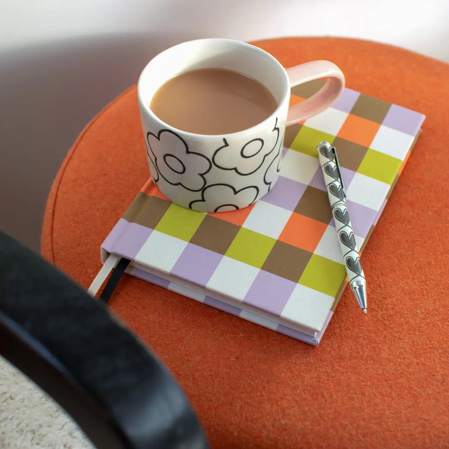 tasse grandes fleurs noires Caroline gardner 